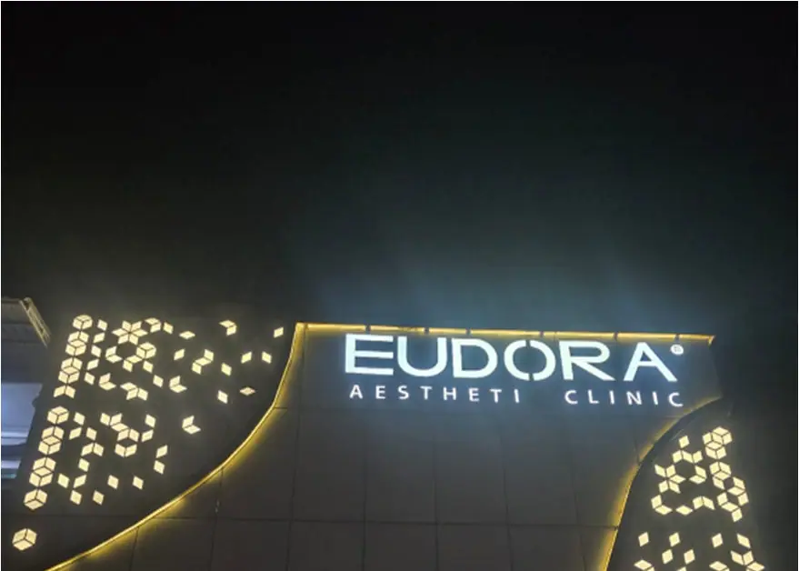 Fasad gerai Eudora Batam pada malam hari