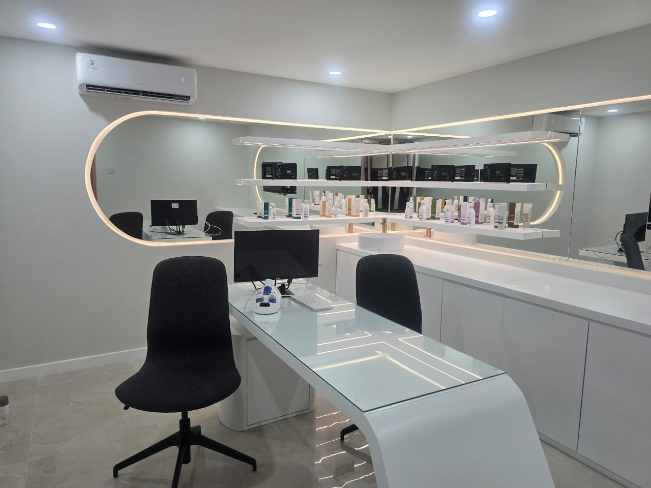 Ruang konsultasi privat EUROHAIRLAB by Dr. Scalp