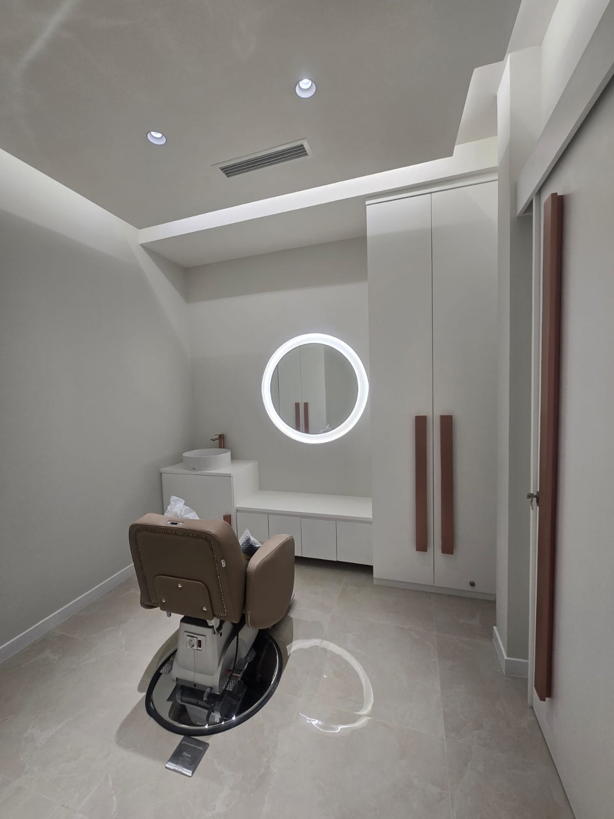 Ruang konsultasi privat EUROHAIRLAB by Dr. Scalp