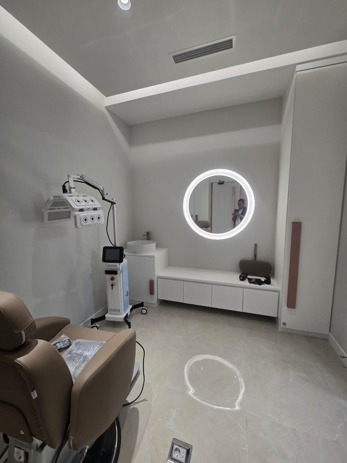 Ruang konsultasi privat EUROHAIRLAB by Dr. Scalp